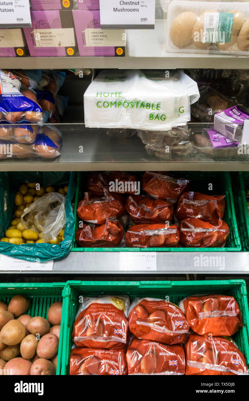 Waitrose Supermärkte sind Austausch der Lose Plastiktüten in ihr Obst und Gemüse Abschnitte mit kompostierbaren Beutel, wie Liner für Lebensmittelabfälle Transportgestelle oder in Home Mischungsortierfächer gestellt werden. Sie gehen davon aus, dass der Einsatz von 71 m Plastiktüten ein Jahr zu speichern. Stockfoto