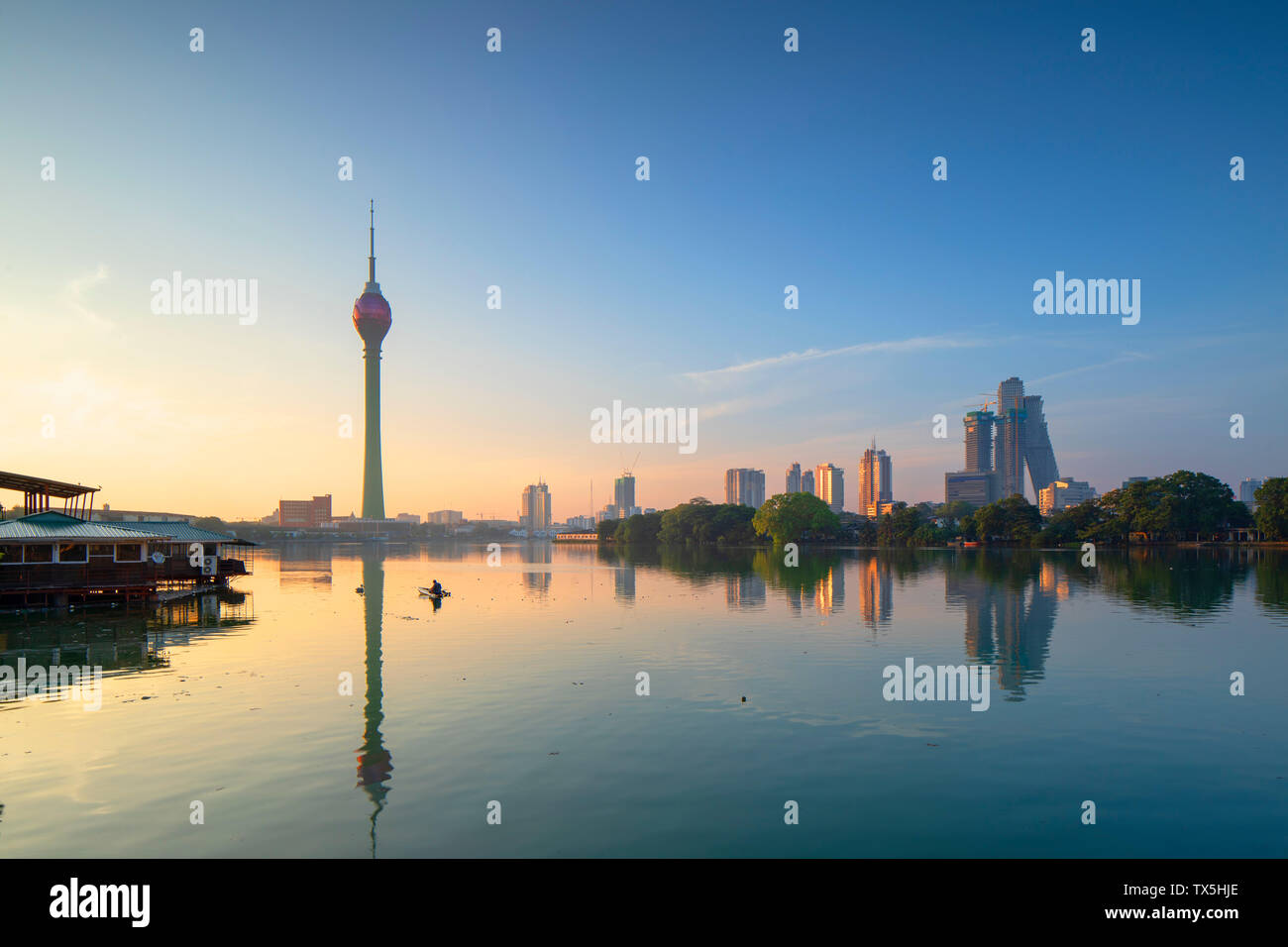 Lotus Tower auf der Beira Lake bei Sonnenaufgang, Colombo, Sri Lanka Stockfoto