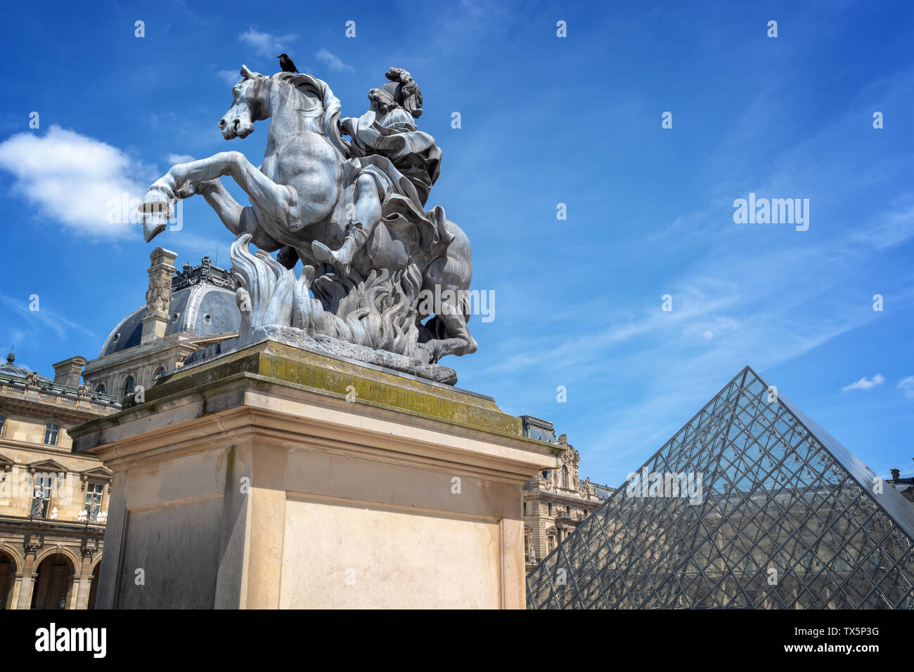 Im Innenhof des Palastes der Louvre mit einem Reiterstandbild von König Ludwig XIV. Stockfoto