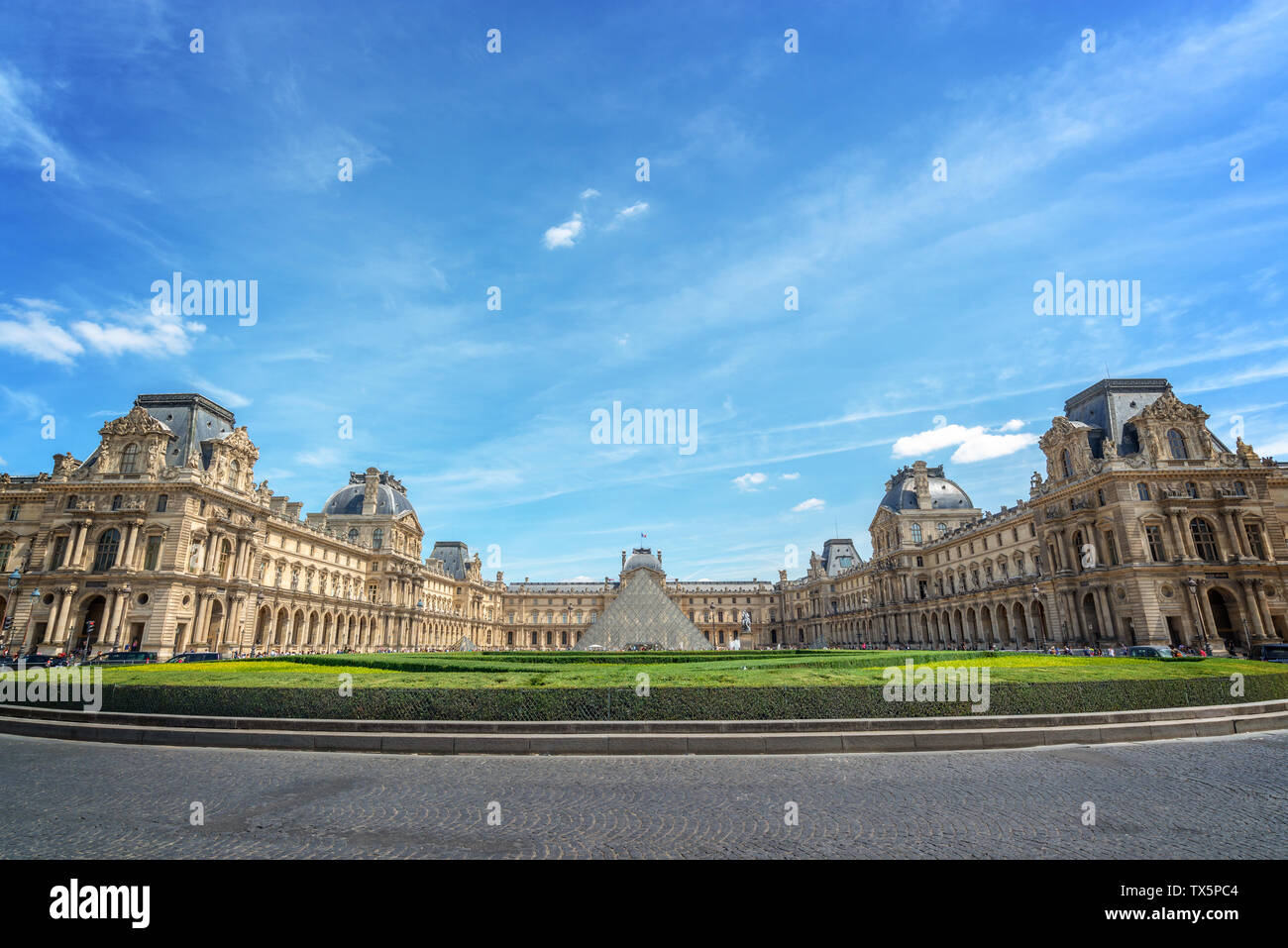 Symmetrische Blick auf den Innenhof des Louvre mit den historischen Gebäuden und die moderne Pyramide, Paris Frankreich Stockfoto