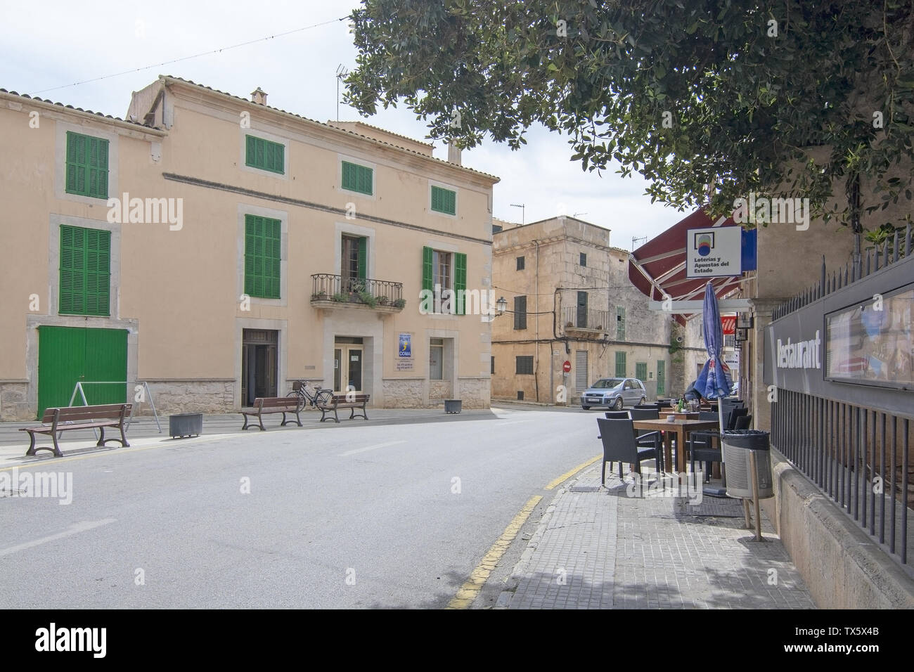 SES SALINES, MALLORCA, SPANIEN - 15 April 2019: Street View im zentralen Dorf an einem bewölkten Tag am Anfang der Saison. Stockfoto