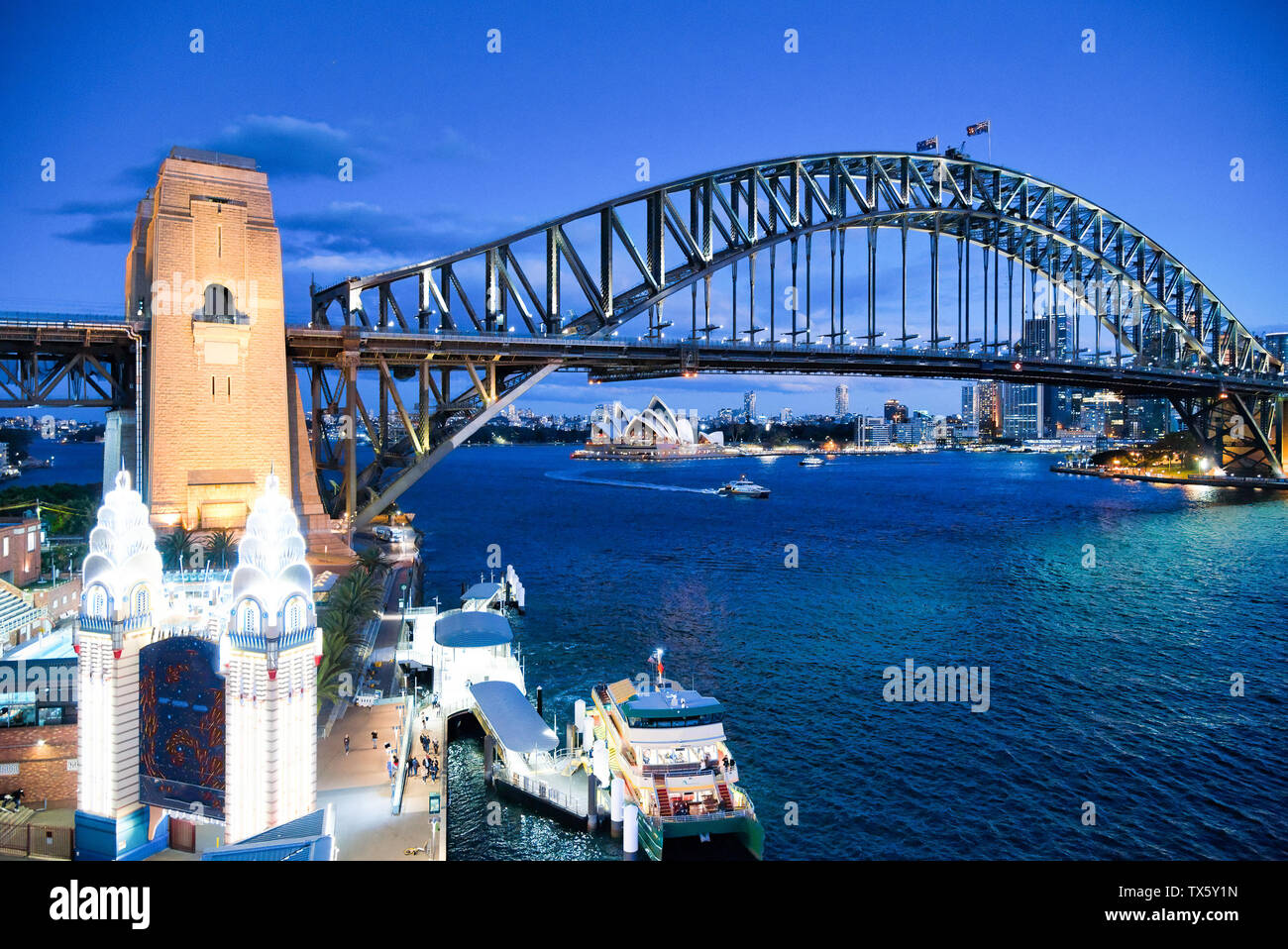 Luftaufnahme von Sydney Harbour Bridge bei Nacht von Luna Park Rad, Australien Stockfoto