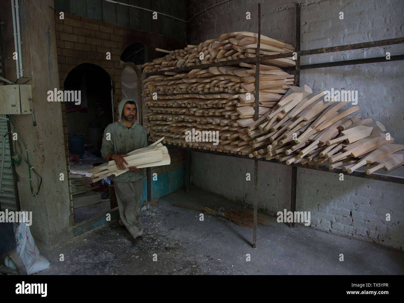 Srinagar, Indisch kontrollierten Teil Kaschmirs. 24. Juni, 2019. Ein Mitarbeiter nimmt willow Kricketschläger eine Fabrik in Halmullah Dorf, ca. 40 km südlich von Srinagar Stadt, die Hauptstadt des Indischen-kontrollierten Kaschmir, 24. Juni 2019. Credit: Javed Dar/Xinhua/Alamy leben Nachrichten Stockfoto