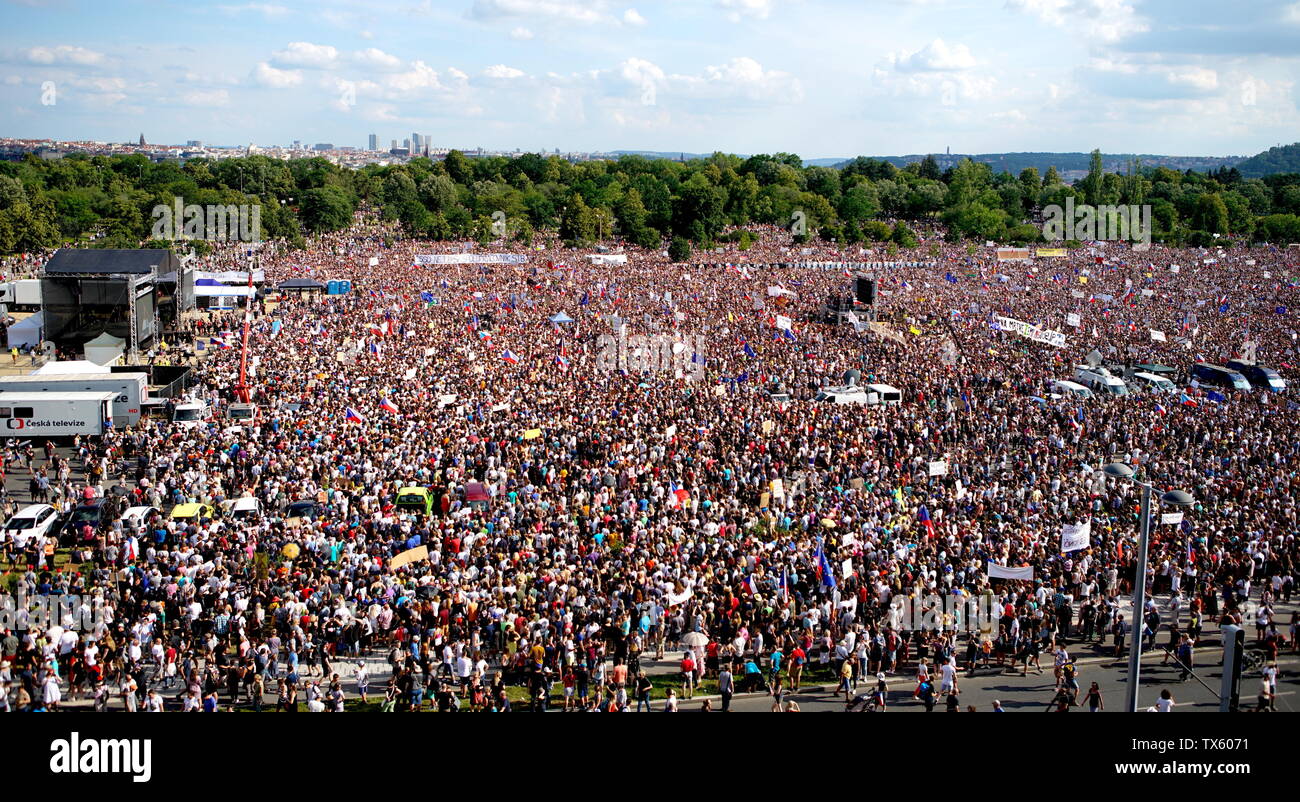 Prag, Tschechische Republik. 23. Juni 2019. Die Teilnehmer nehmen an einer Kundgebung in Prag, Hauptstadt der Tschechischen Republik, 23. Juni 2019. Hunderttausende von Menschen gesammelt, um Sonntag in Prag, Hauptstadt der Tschechischen Republik, anspruchsvolle des Ministerpräsidenten Andrej Babis zurücktreten. Die Rallye in Letna Park, schätzungsweise mehr als 250.000 Menschen teilnahmen, war der Höhepunkt einer Reihe von Demonstrationen in den letzten Wochen gegen Babis, die Untersuchungen über angebliche Betrug und Interessenkonflikte gegenübergestellt hat. Credit: Dana Kesnerova/Xinhua/Alamy leben Nachrichten Stockfoto