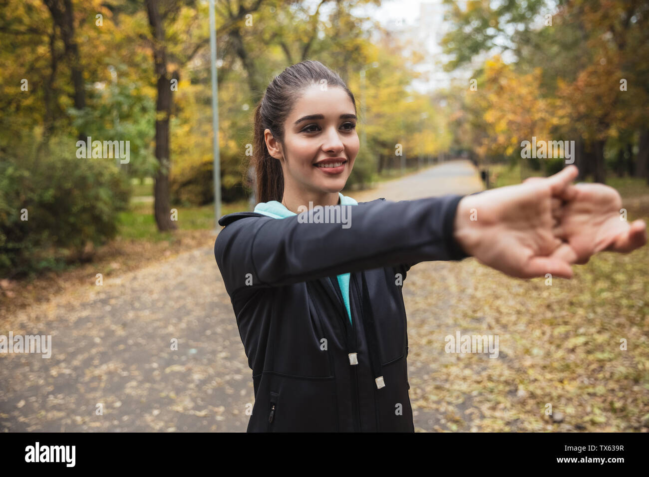 Lächelnden jungen Fitness Mädchen Übungen im Park Stockfoto