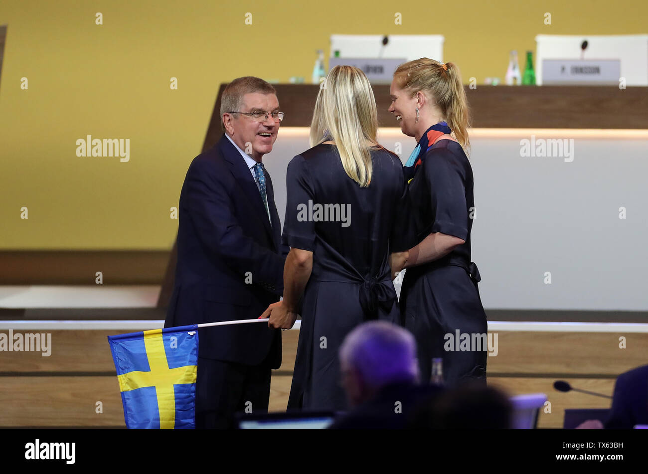 Lausanne, Schweiz. 24. Juni, 2019. Präsident des Internationalen Olympischen Komitees (IOC) Thomas Bach (L) begrüßt die Delegierten aus Schweden während der 134. Tagung des Internationalen Olympischen Komitees (IOC) in Lausanne, Schweiz, 24. Juni 2019. Quelle: Cao kann/Xinhua/Alamy leben Nachrichten Stockfoto