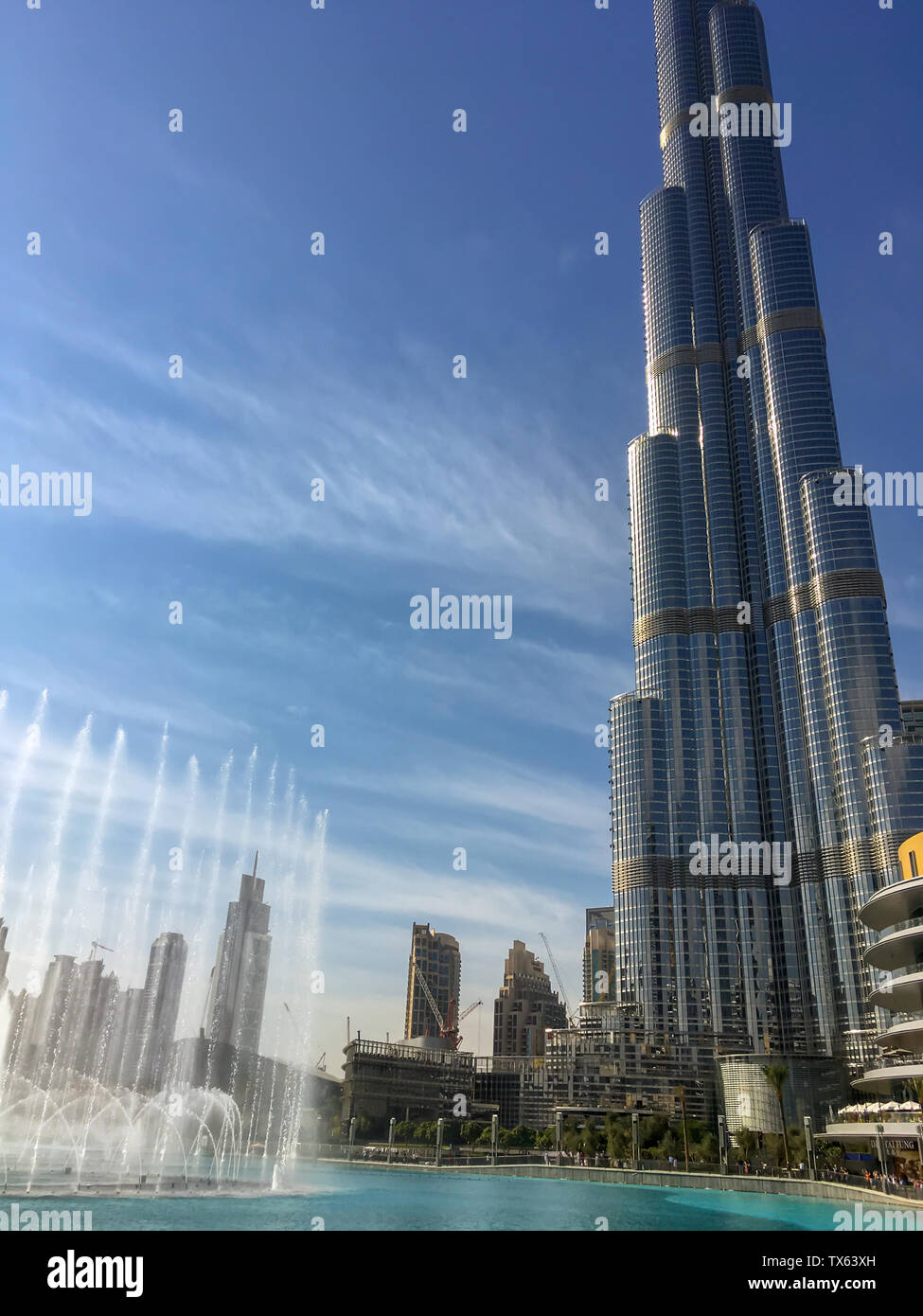 Burj Khalifa Tower und der Fountain Show in Dubai, Vereinigte Arabische Emirate Stockfoto