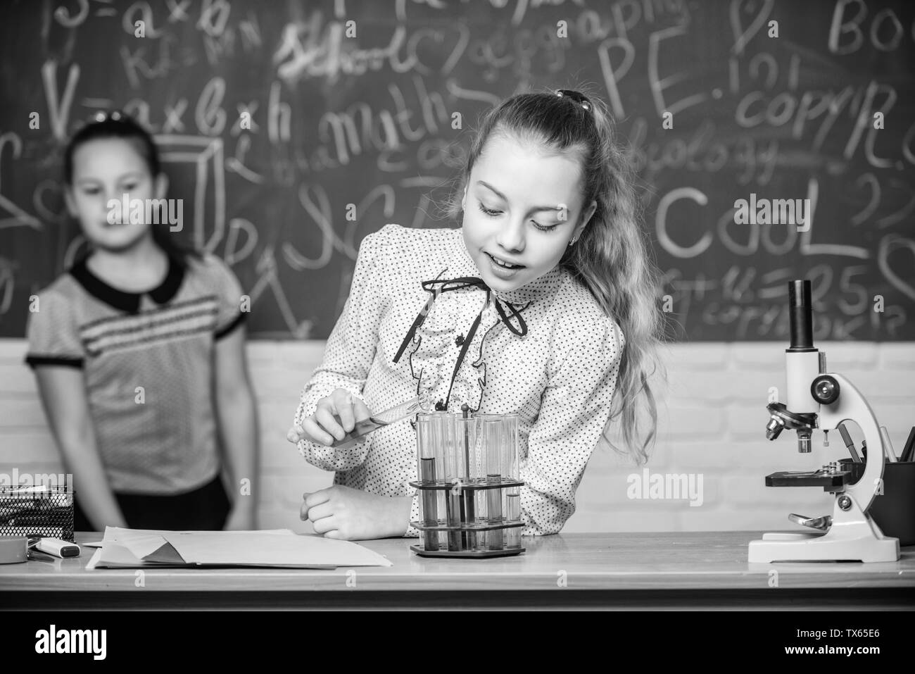 Madchen Arbeiten Chemischen Experiment Naturwissenschaften Padagogische Experiment Schulklassen Biologie Und Chemie Lehren Chemische Reaktionen Beobachten Chemische Reaktion Viel Aufregender Als Theorie Stockfotografie Alamy