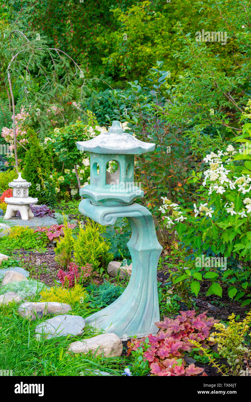 Schöne Ecke eines blühenden Garten mitten im Sommer Stockfoto