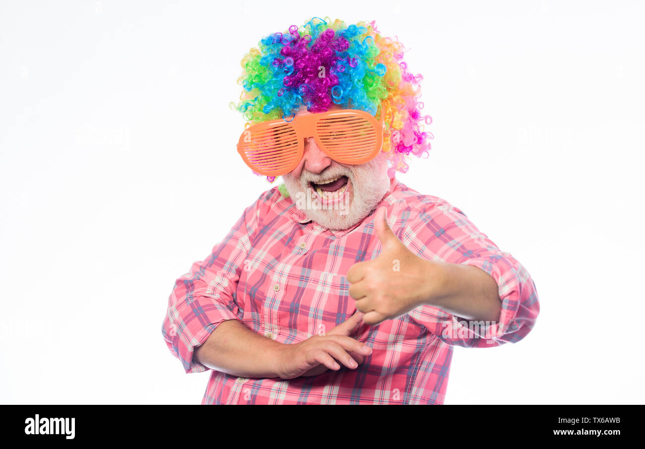 Ältere Clown. Spaß haben. Lustige Lebensstil. Spaß und Unterhaltung. Comic Großvater Konzept. Netter Witz. Opa immer Spaß. Man älteren bärtigen fröhliche Person tragen bunte Perücke und Sonnenbrille. Stockfoto