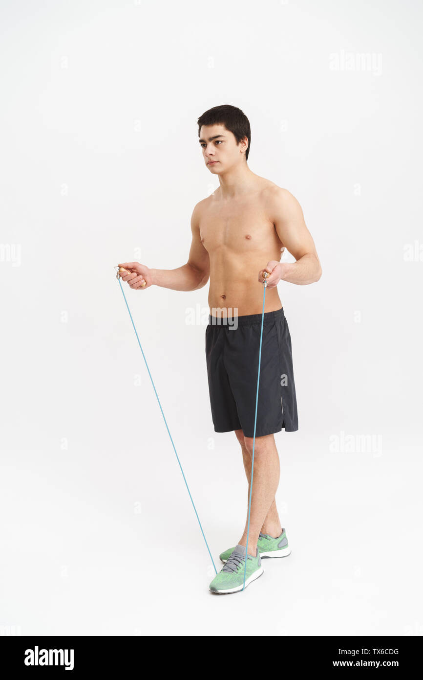 Volle Länge eines passen junge shirtless Sportler Übungen mit dem Springseil  auf weißem Hintergrund Stockfotografie - Alamy
