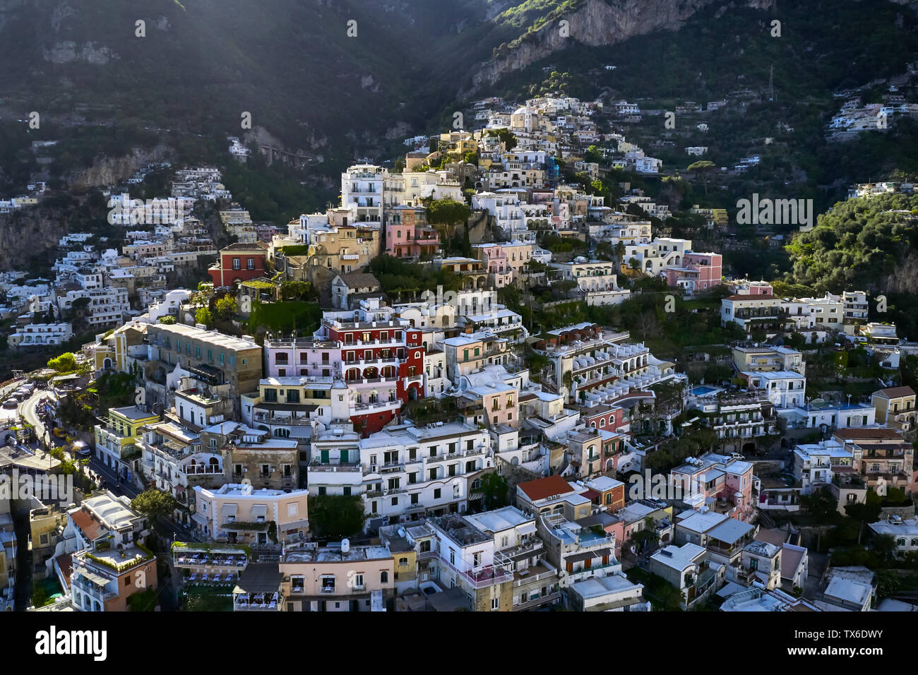 Super sonnig Stadtbild von Positano Stadt an der Amalfiküste in Italien. Es gibt viele bunte Häuser auf dem Grünen Hügel. Antenne horizontal Foto. Stockfoto