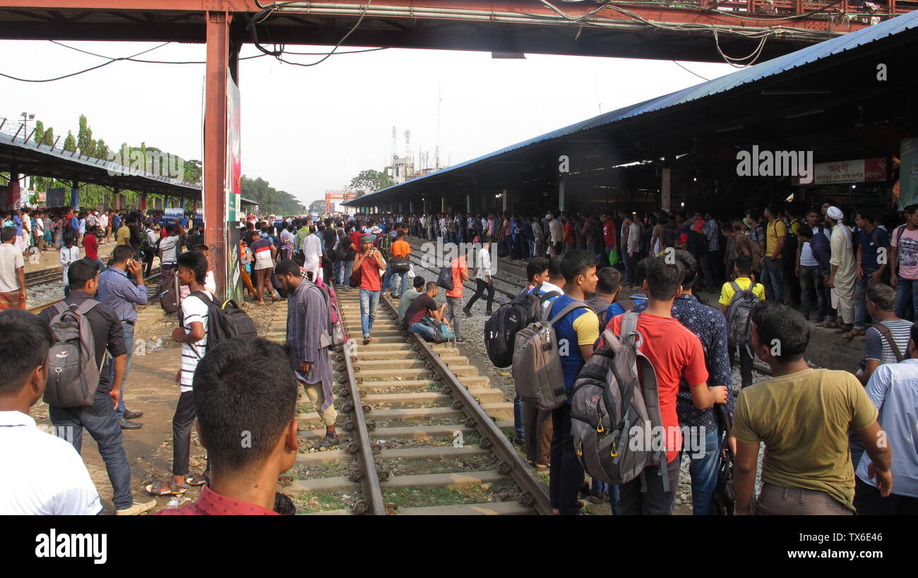 Eid-Fahrt mit dem Zug mit Lebensgefahr ,03. juni 2019 Dhaka Bangladesch Tausende von Menschen waren in diesem Zug. Sie gehen zu ihrer Heimat, um Cel zu holen Stockfoto