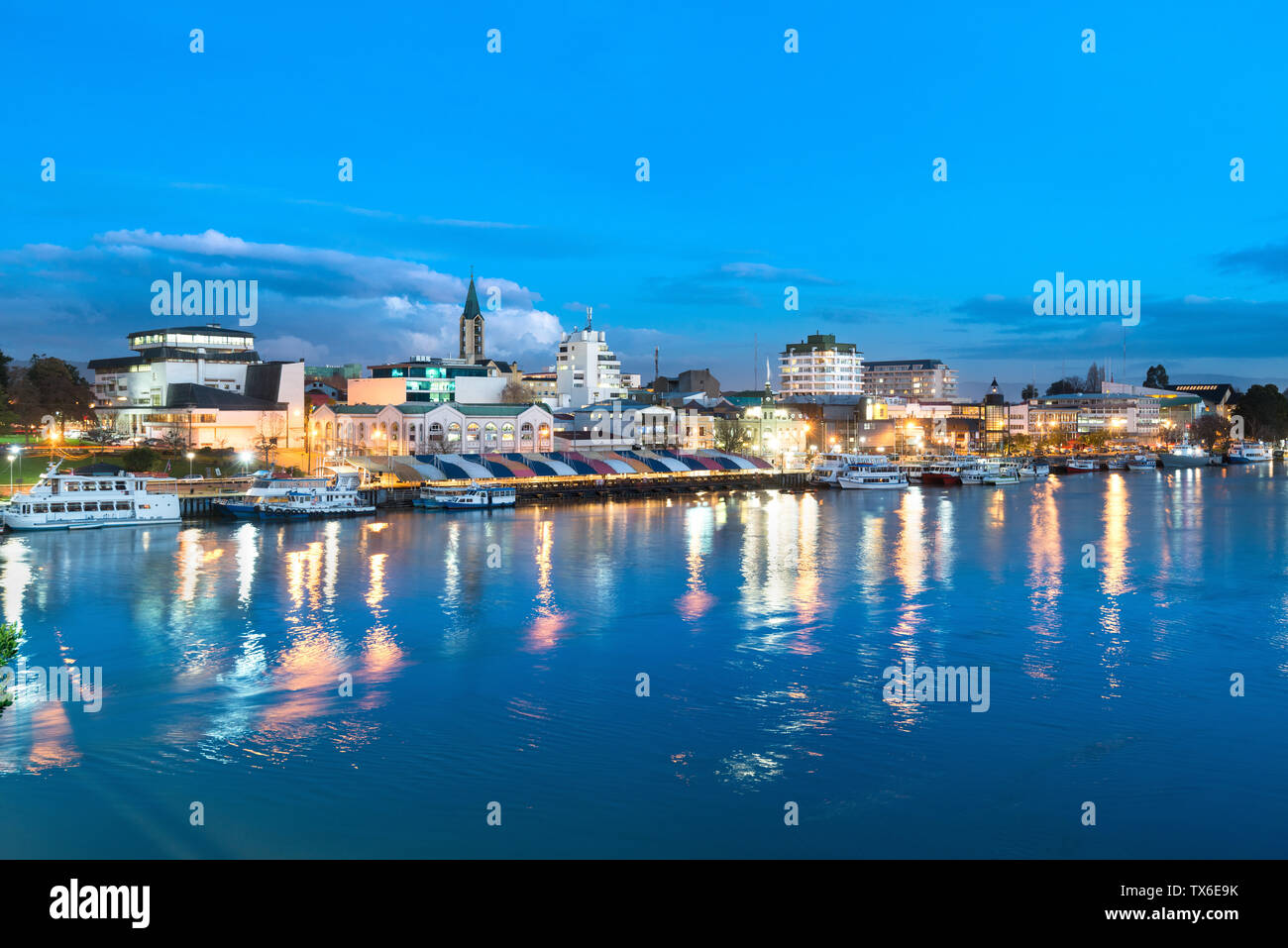 Die Stadt Valdivia am Ufer des Flusses Calle-Calle, Region de Los Rios, Chile Stockfoto