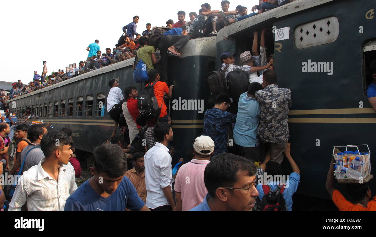 Eid-Fahrt mit dem Zug mit Lebensgefahr ,03. juni 2019 Dhaka Bangladesch Tausende von Menschen waren in diesem Zug. Sie gehen zu ihrer Heimat, um Cel zu holen Stockfoto