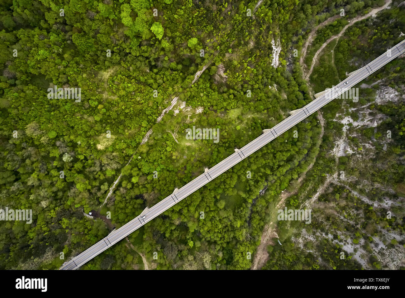 Konkrete Brücke über den grünen hügeligen Tal in der Region Basilikata in Italien. Es Autos gibt. Ansicht von oben Luftbild Panorama horizontale Foto. Stockfoto