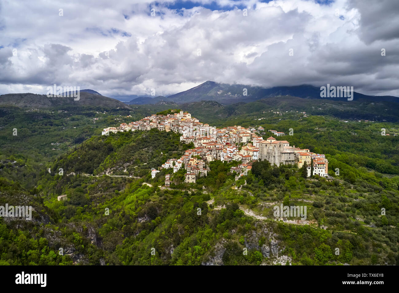 Fantastische Landschaft mit einer alten Stadt Rivello auf grünen hügeln Auf dem bewölkten Himmel Hintergrund in Italien. Antenne Panoramablick horizontale Foto. Stockfoto