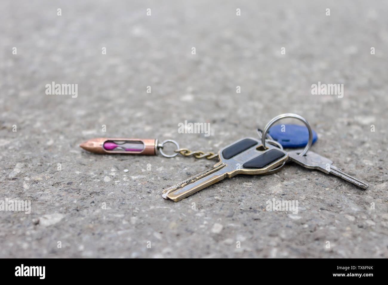 Verlorene Haufen alter Schlüssel mit Schlüsselanhänger auf der Straße in einer Stadt park Stockfoto