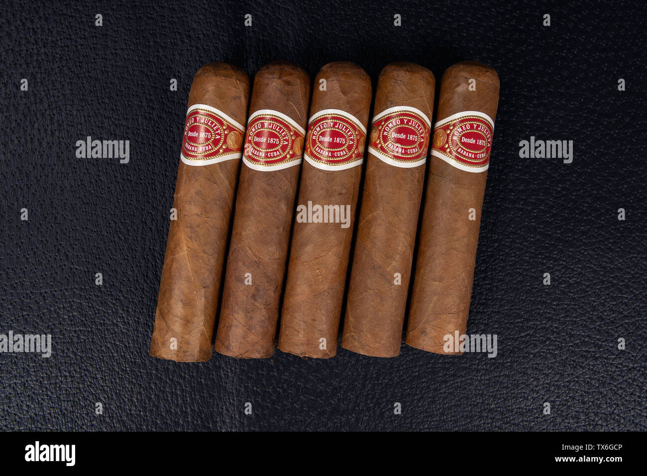Santa Clara, Kuba - April 7, 2019: eine Nahaufnahme von fünf Romeo und Julieta kubanische Zigarren Stockfoto