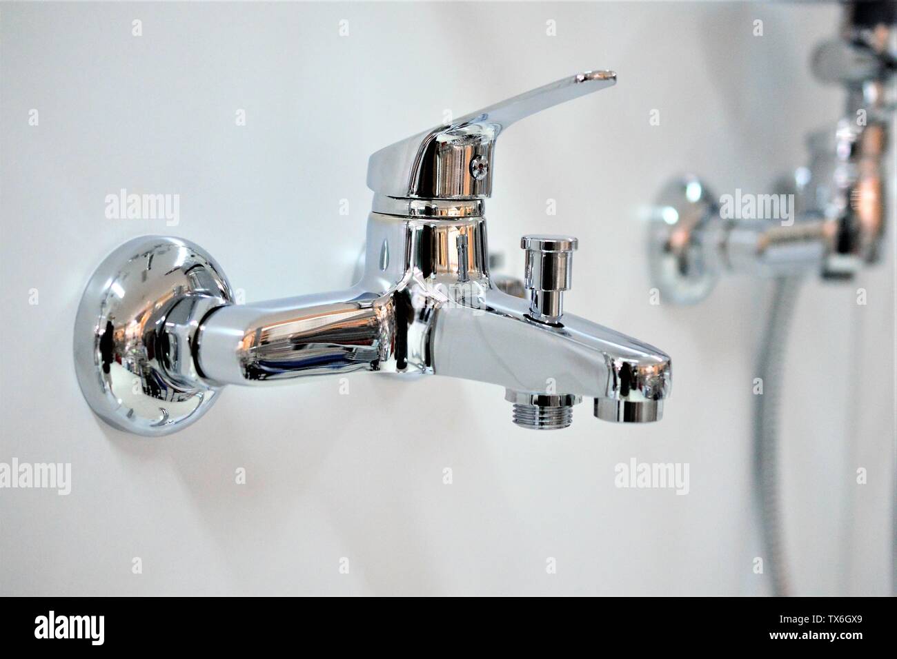 Wasseranschluß, Badezimmer und Küche Wasserhahn Wasserhahn. Verchromtes  Metall. Bild flach dof-Bild Stockfotografie - Alamy