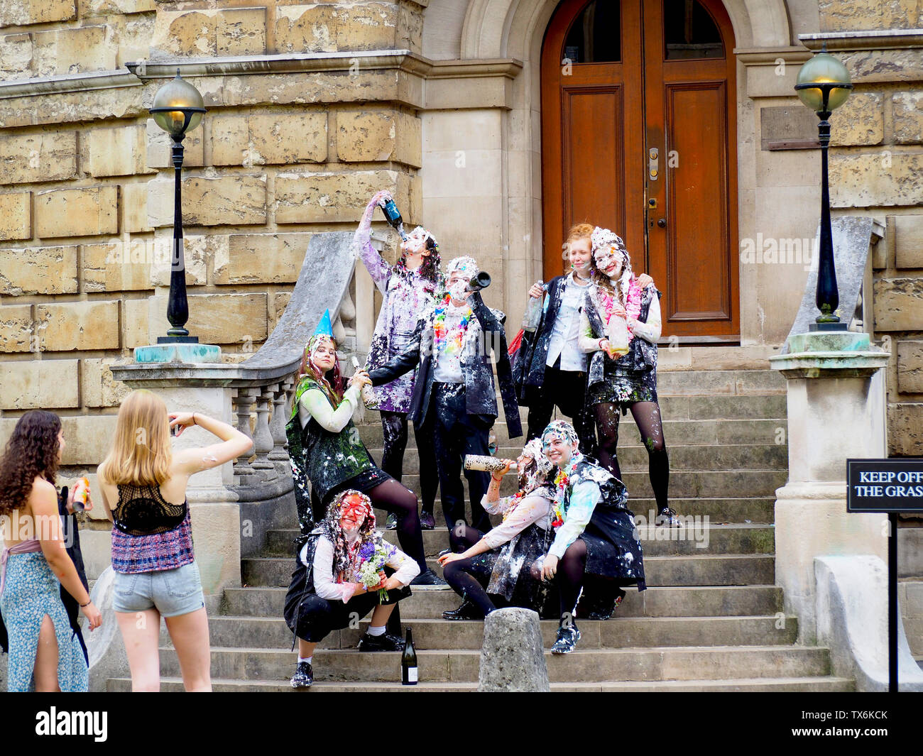 Studenten trashed nach ihrem Examen an der Universität von Oxford. Stockfoto