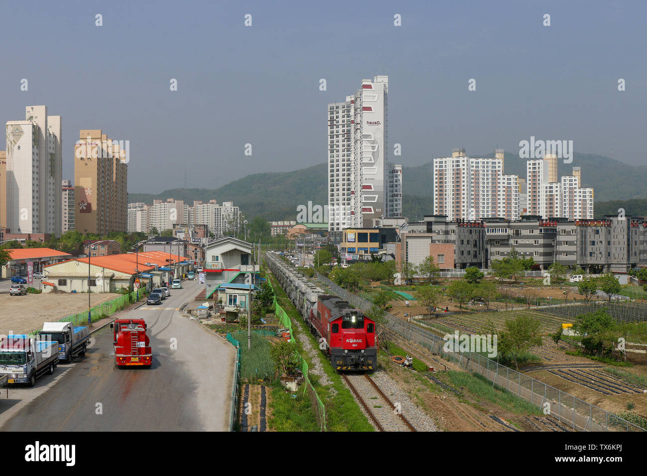7538der staatlichen Bahngesellschaft Korail verlässt hier Dp einen Anschluss eines Zementwerkes in Donghae. Hierzu geht es durch typische Südkore Stockfoto