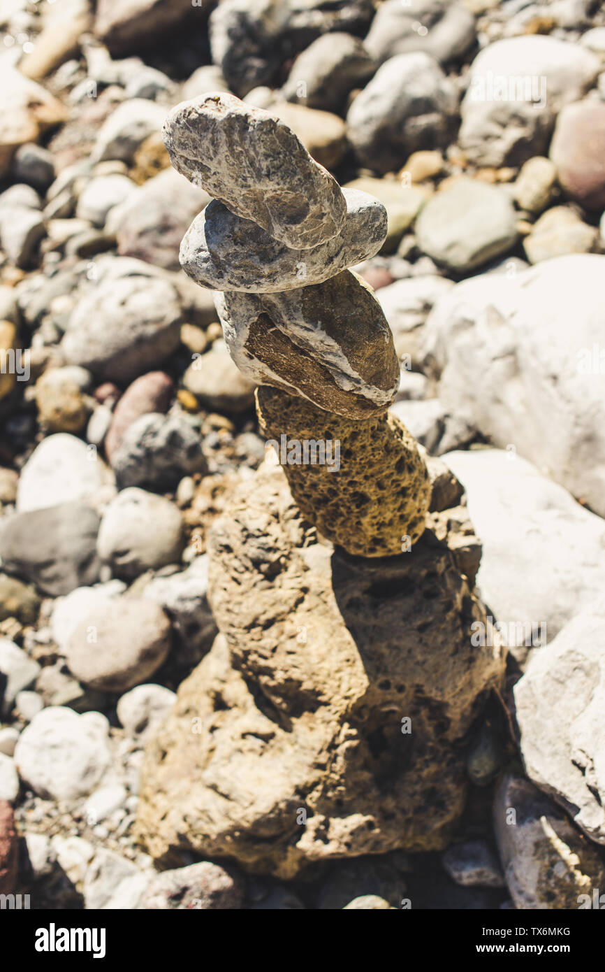 Zen Steine im Gleichgewicht Pyramide einen Kiesel Strand am Fluss - Begriff des Gleichgewicht mit der Natur Stockfoto