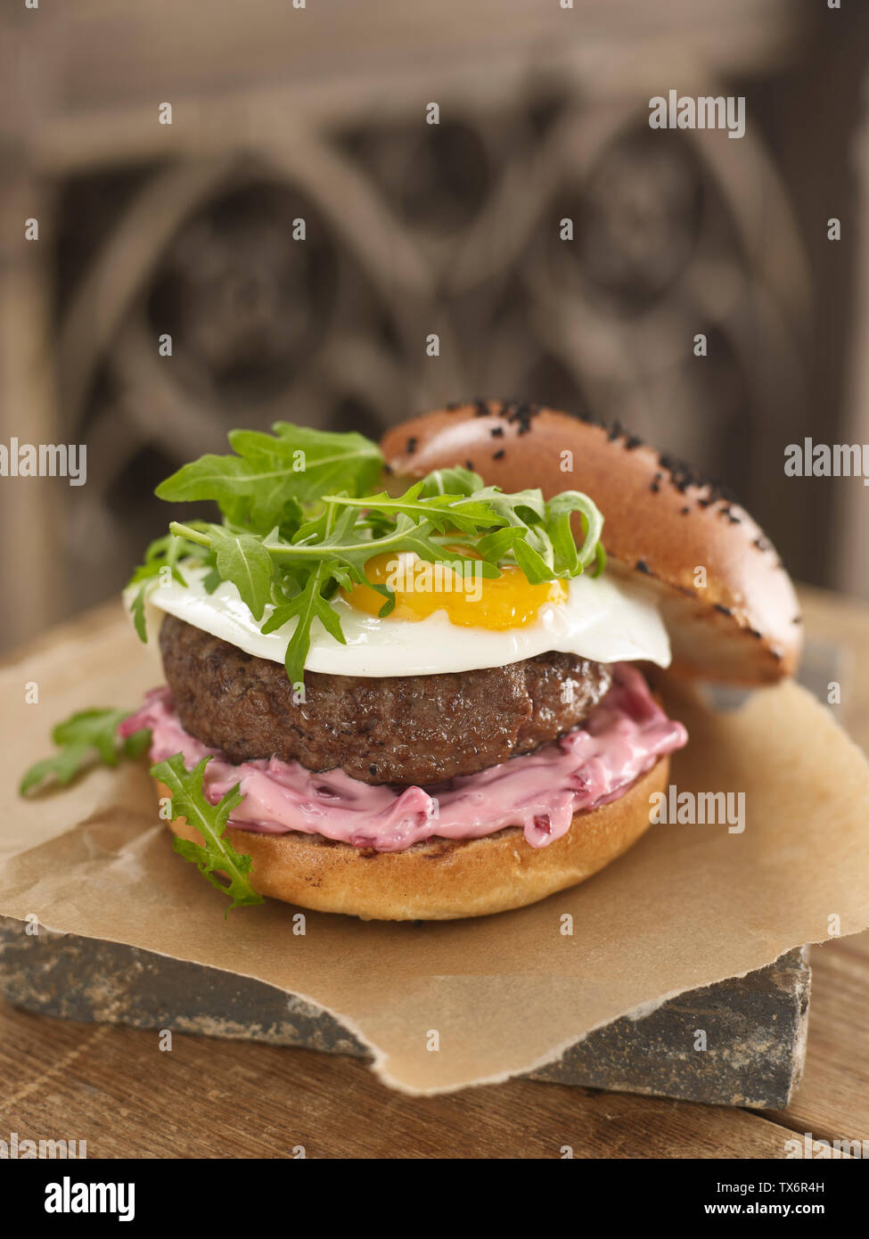 Ei und Rote Beete Beef Burger Stockfoto