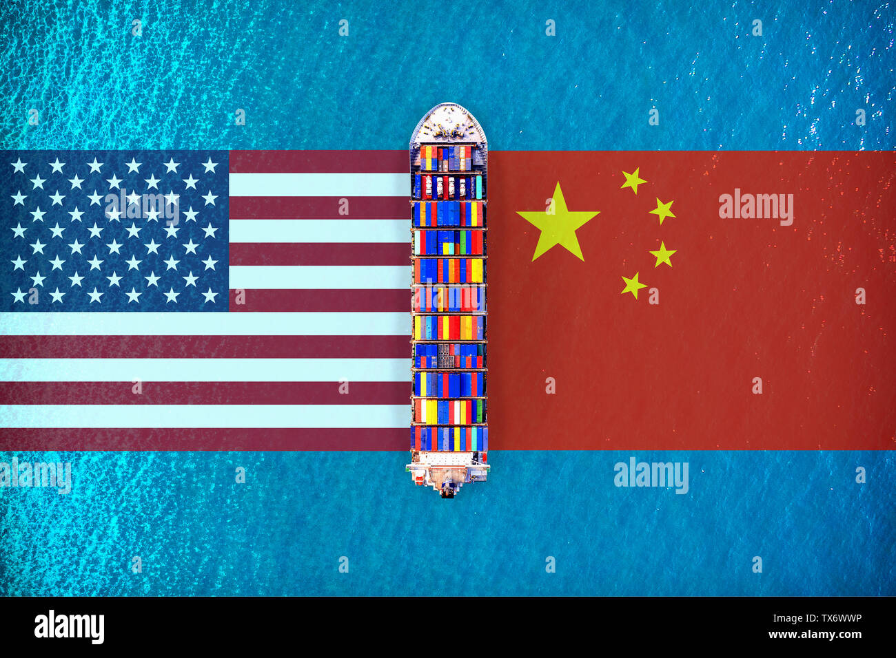 Amerika Fahnen und chinesischen Flaggen mit Cargo Schiff auf dem Ozean. USA und China Handelskrieg. Stockfoto