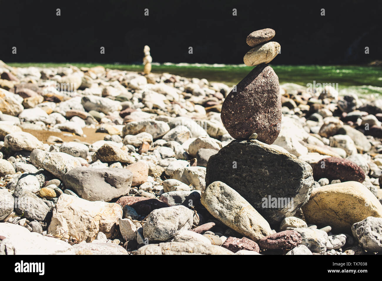 Zen Steine im Gleichgewicht Pyramide einen Kiesel Strand am Fluss - Begriff des Gleichgewicht mit der Natur Stockfoto