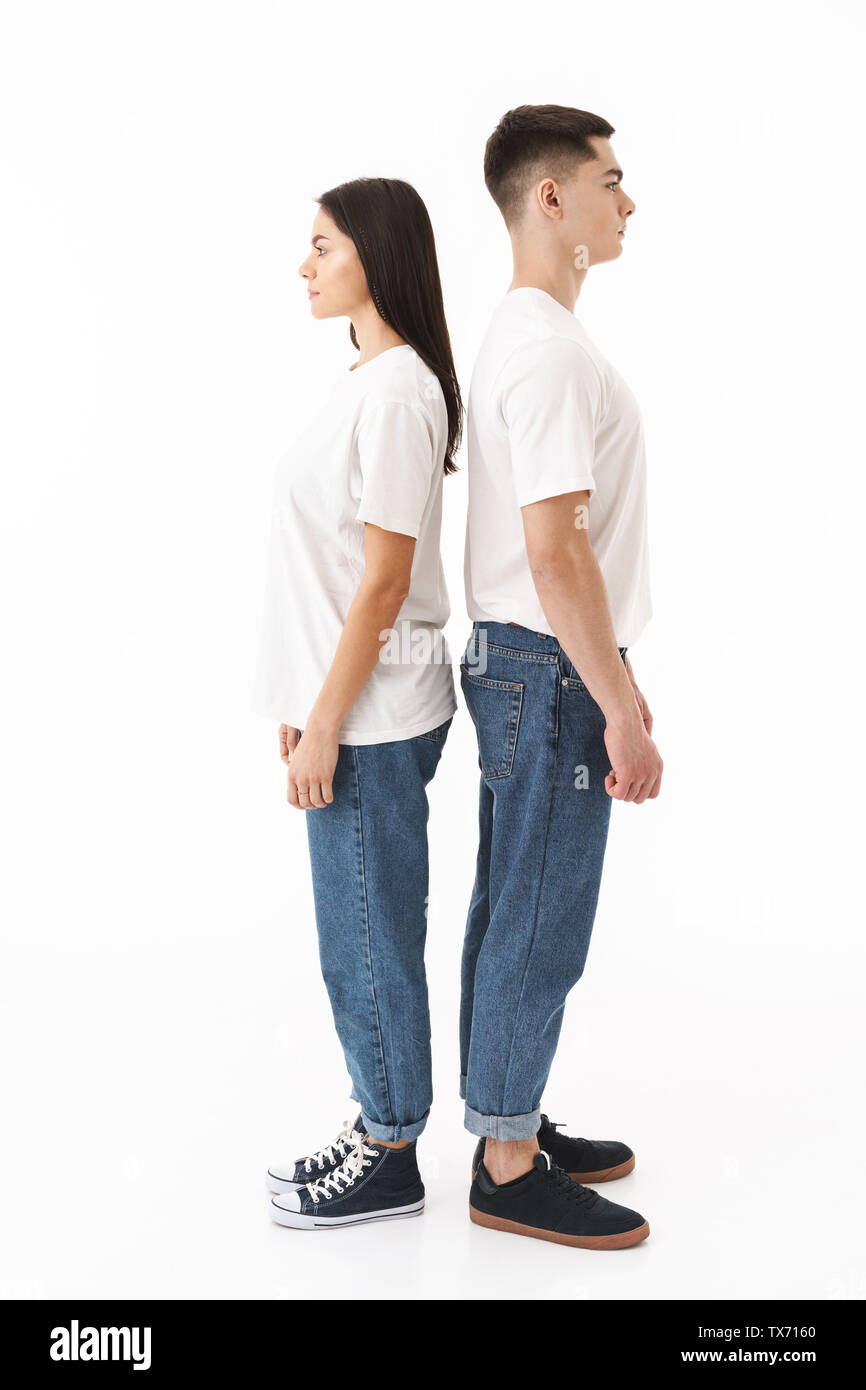 In voller Länge Porträt einer attraktiven jungen Paar stehen auf weißen Hintergrund zurück isoliert Stockfoto