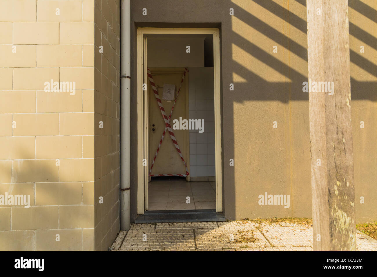 Detail einer Passage in den schmutzigen öffentlichen Straße Bäder zu gehen Stockfoto