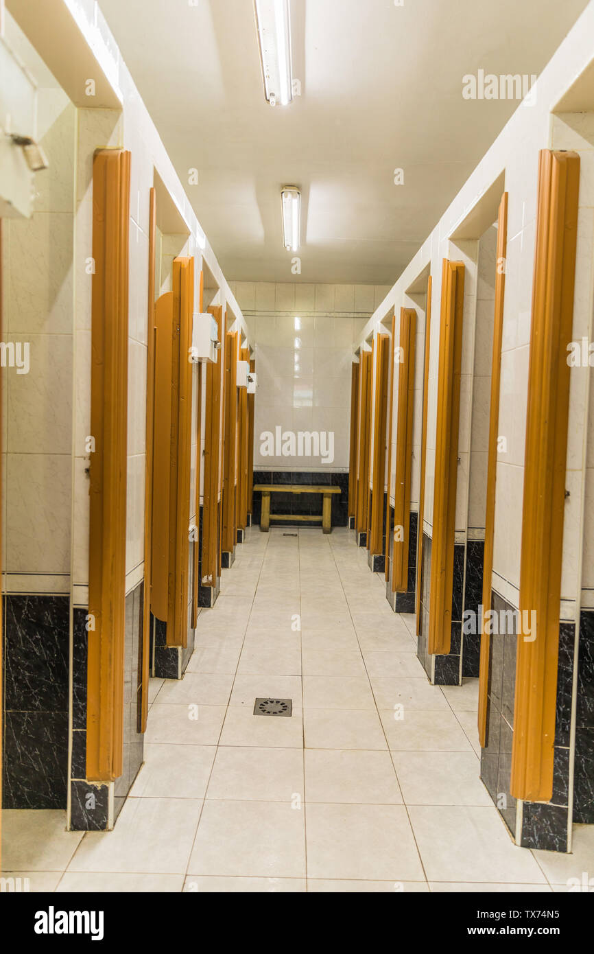 Schmutzige öffentliches Bad in Portugal. Niemand im Inneren Stockfoto