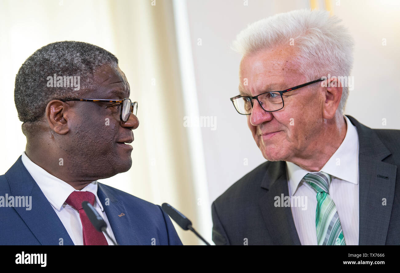 24. Juni 2019, Baden-Württemberg, Tübingen: Denis Mukwege (l), Friedensnobelpreisträger von 2018, und Winfried Kretschmann (Bündnis 90/Die Grünen), Ministerpräsident des Landes Baden-Württemberg, stand im Staatsministerium in der Villa Reitzenstein. Der gynäkologe Mukwege den Friedensnobelpreis im Jahr 2018 für sein Engagement für die Rechte der Frauen in der Demokratischen Republik Kongo erhalten. Foto: Fabian Sommer/dpa Stockfoto