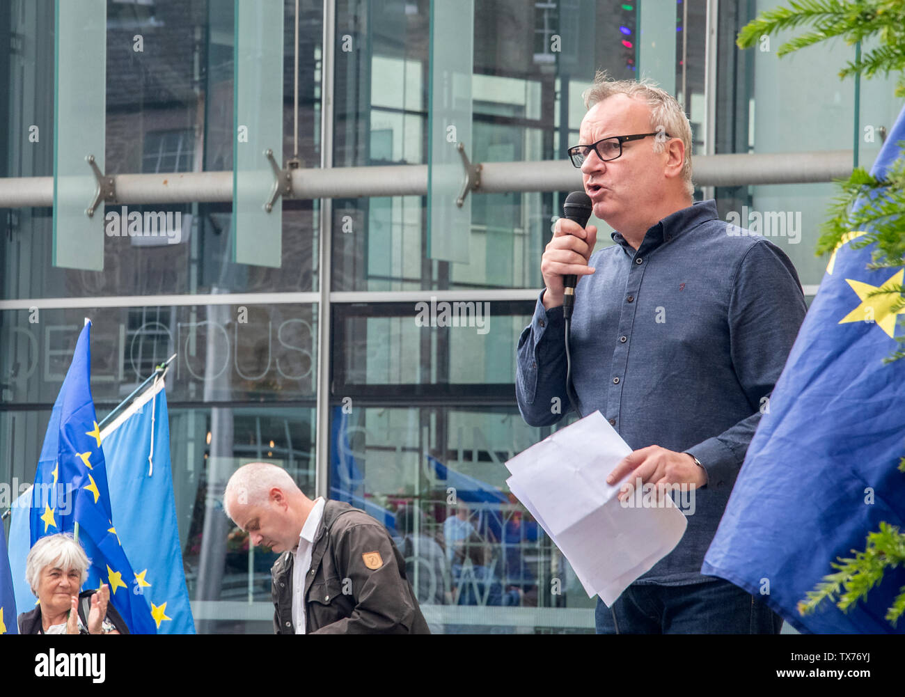 Perth, Schottland, Großbritannien. 23. Juni 2019: Pete Wishart Gespräche auf einen Marsch gegen Brexit in der Stadt Perth. Stockfoto