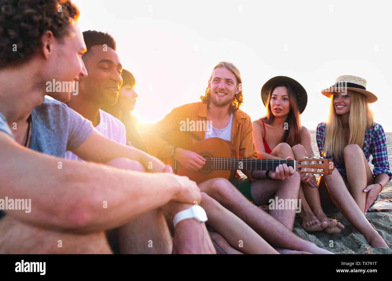 Glückliche Gruppe von Freunden mit Party am Strand Stockfoto
