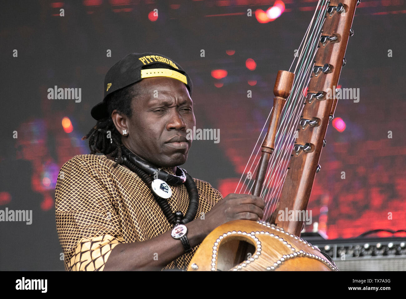 Der Musiker Felix Ngindu tritt mit der Carloud-Band auf und spielt eine mit Khim umrandete Trommel; oder Kora, eine westafrikanische 21-Saitenharfen-Laute in Africa Oye im Sefton Park Liverpool, Großbritannien Stockfoto