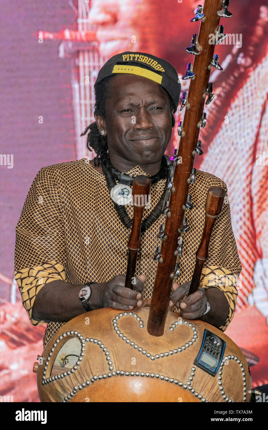 Der Africab-Musiker Felix Ngindu tritt mit der Carloud-Band auf und spielt eine Khim-Saitentrommel; oder Kora, eine westafrikanische 21-Saitenharfen-Laute bei Africa Oye im Sefton Park Liverpool, Großbritannien Stockfoto