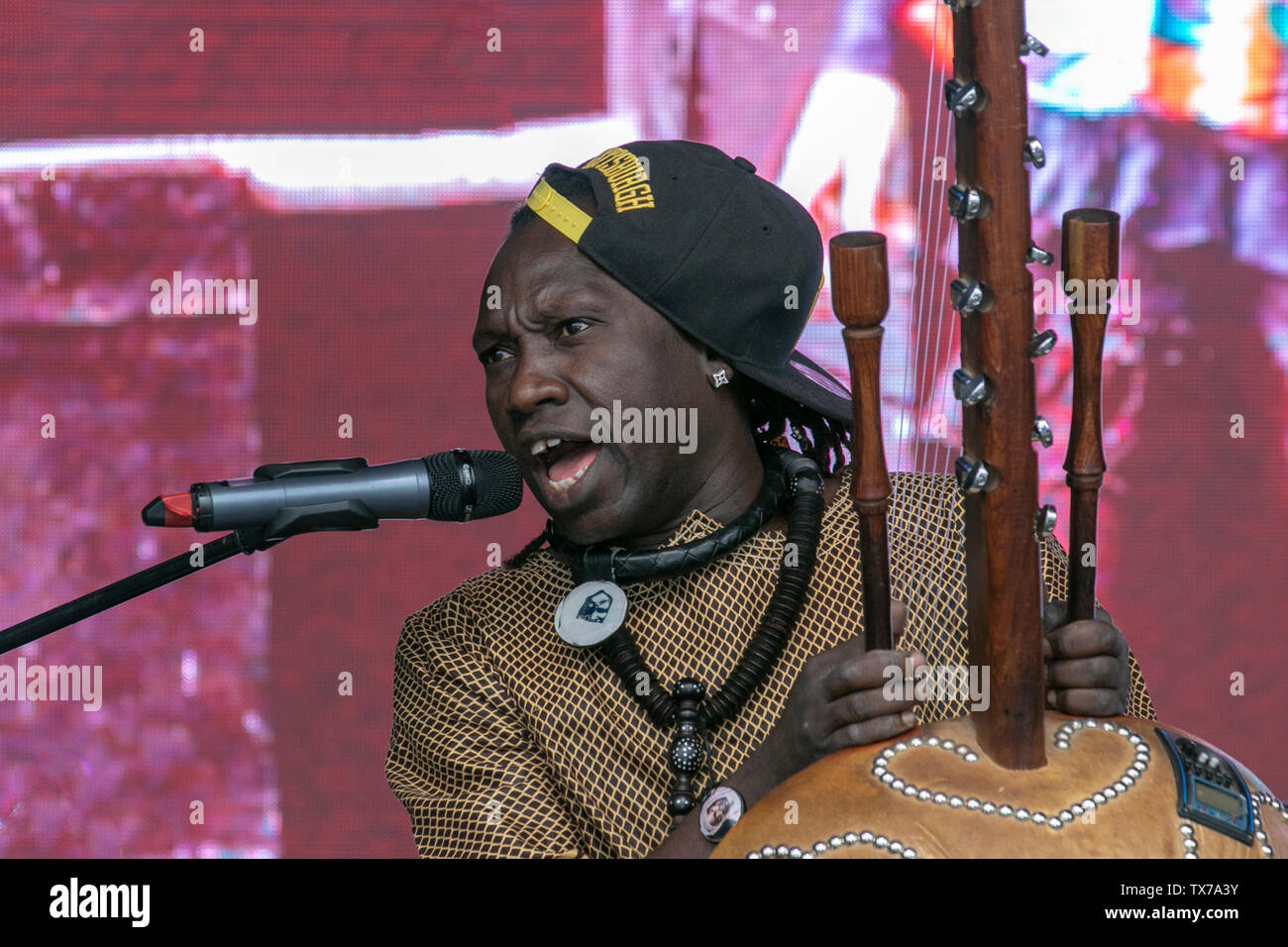 Der Africab-Musiker Felix Ngindu tritt mit der Carloud-Band auf und spielt eine Khim-Saitentrommel; oder Kora, eine westafrikanische 21-Saitenharfen-Laute bei Africa Oye im Sefton Park Liverpool, Großbritannien Stockfoto
