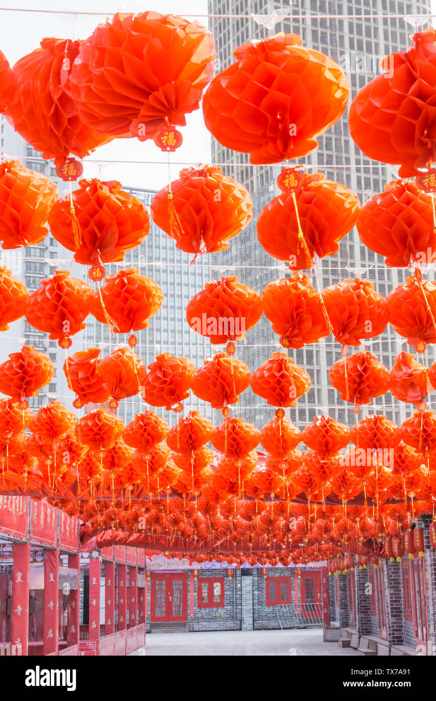 Antike Gebäude und roten Laternen an der Kaiserlichen Tempel Messe in Shenyang, China Stockfoto