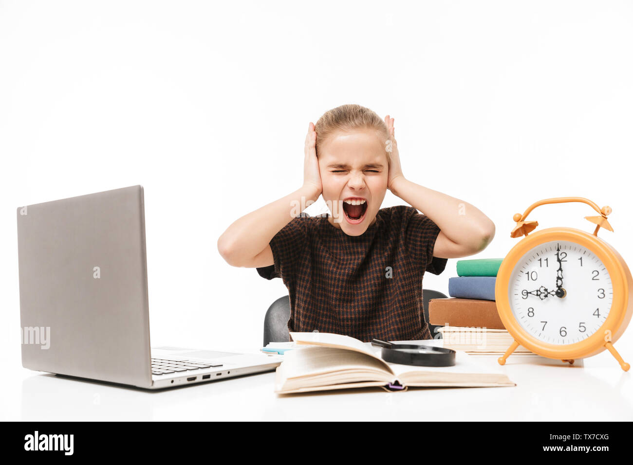 Portrait von unglücklichen Schule Mädchen mit silber Laptop während des Studiums und das Lesen von Büchern in der Klasse auf weißem Hintergrund Stockfoto