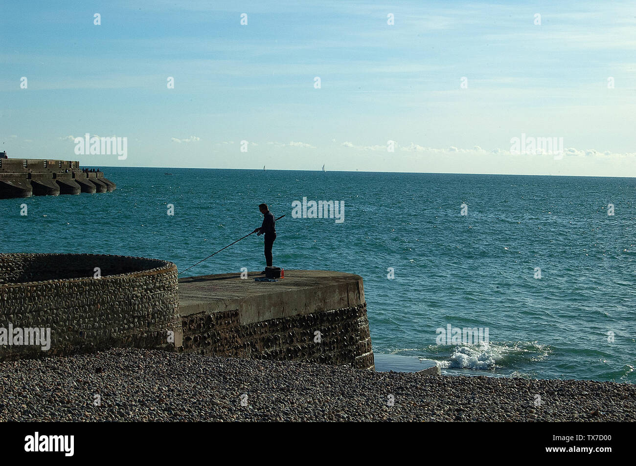Ein Mann aus dem groyne auf Brighton Seafront Stockfoto