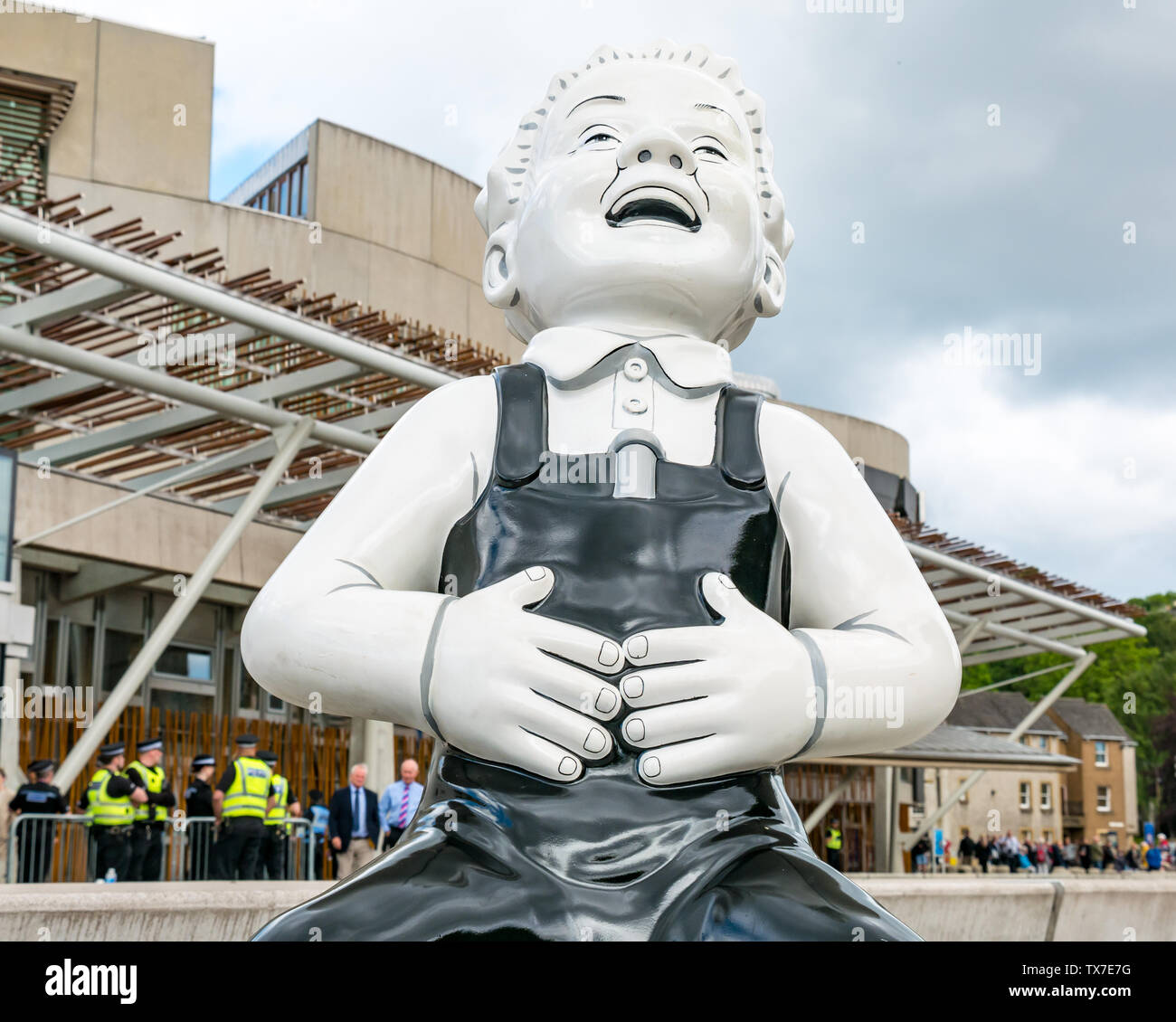 Oor Wullie große Schaufel Art Trail von Peter Davidson, schottische Bundestagspraesident während Protest mit Polizei, Holyrood, Edinburgh, Schottland, Großbritannien Stockfoto