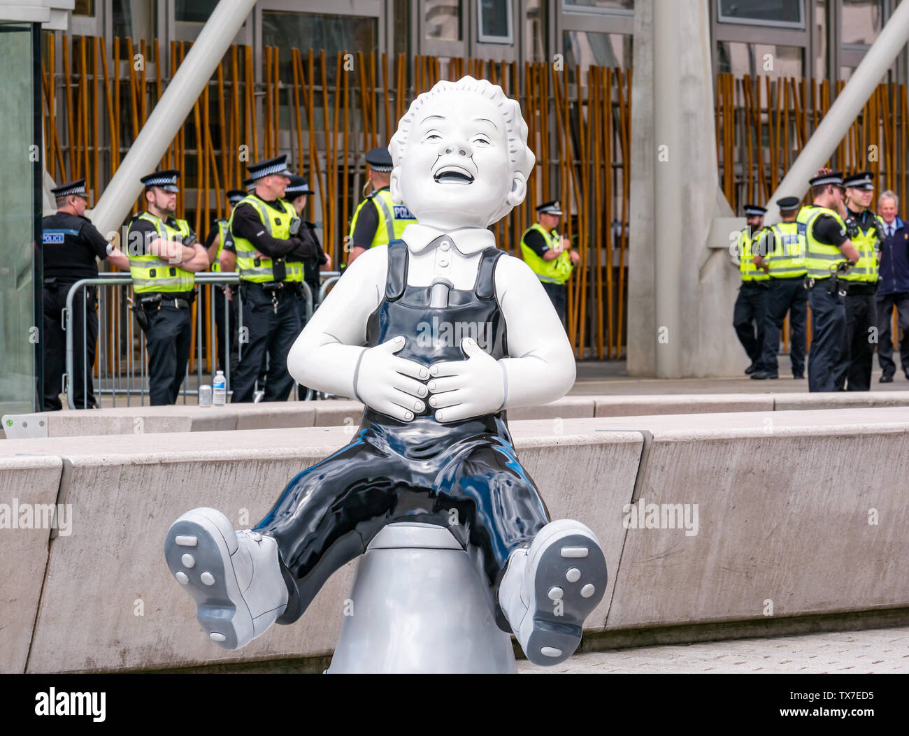 Oor Wullie große Schaufel Art Trail von Peter Davidson, schottische Bundestagspraesident während Protest mit Polizei, Holyrood, Edinburgh, Schottland, Großbritannien Stockfoto