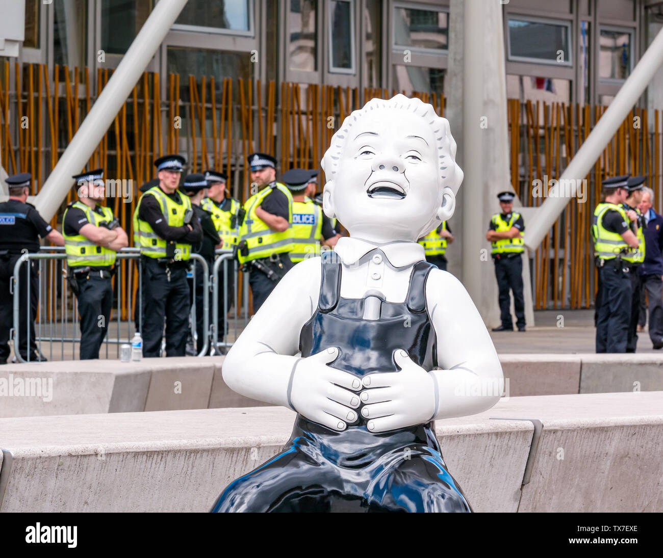 Oor Wullie große Schaufel Art Trail von Peter Davidson, schottische Bundestagspraesident während Protest mit Polizei, Holyrood, Edinburgh, Schottland, Großbritannien Stockfoto