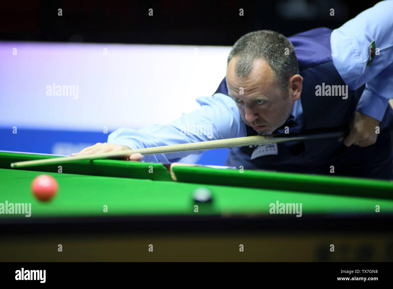Mark Williams von Wales gibt einen Schuß zu Indien in der Gruppe D Match während der Beverly 2019 Snooker Wm in Wuxi City, der ostchinesischen Provinz Jiangsu, 24. Juni 2019. Wales besiegte Indien 4-0. Stockfoto