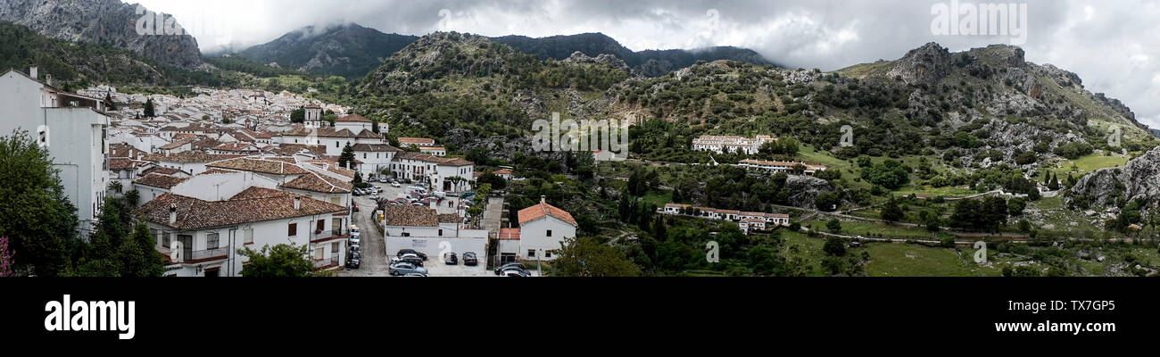 Panoramablick auf die Stadt von Grazalema in der Provinz Cádiz, Andalusien, Spanien Stockfoto