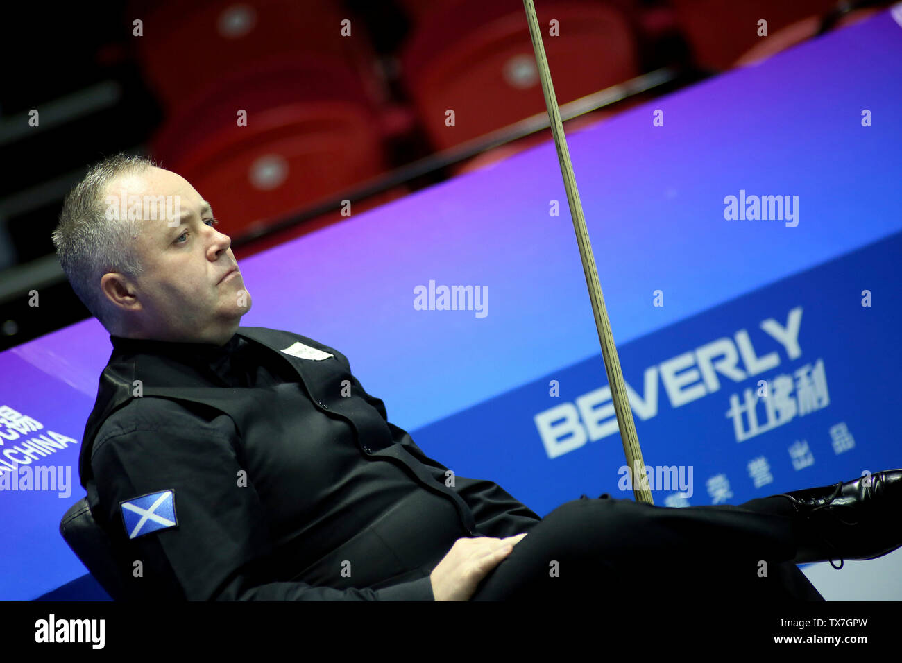 John Higgins von Schottland vertritt einen Schuß zu Zypern in der Gruppe C Gleichen während der Beverly 2019 Snooker Wm in Wuxi City, im Osten der chinesischen Provinz Jiangsu, 24. Juni 2019. Schottland besiegte Zypern 4-1. Stockfoto