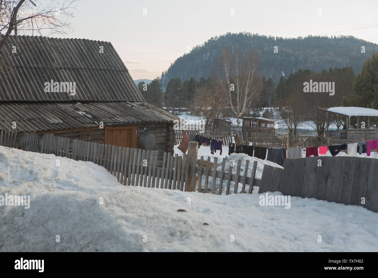 Farbige Leinen hängend an einem Seil Trocknung im privaten mkstore. Winter Stockfoto