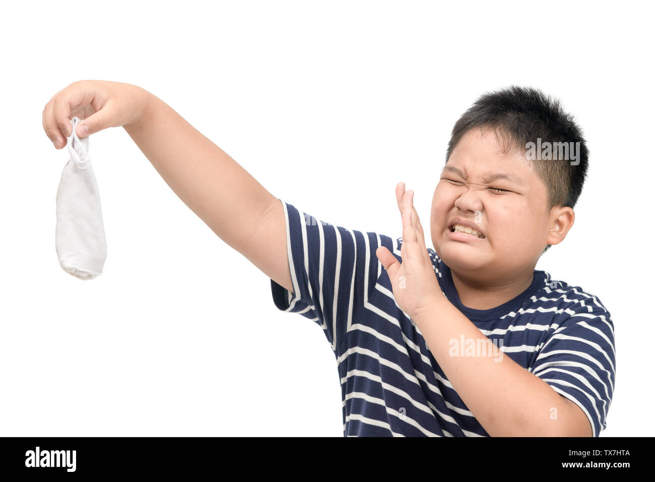 Fat Boy Holding schmutzig stinkenden Socken auf weißem Hintergrund, unangenehmen Geruch Konzept Stockfoto